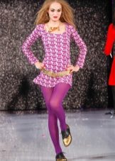 Collants violets à la robe violette