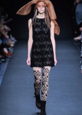 Collants noirs et blancs à une robe noire