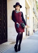 Collants noirs à une robe rouge