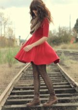 Collants marrons pour une robe rouge