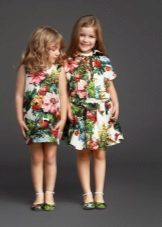 Robes avec une impression pour une fille de 4 ans
