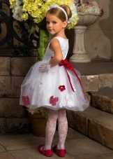 Robe d'été élégante et moelleuse pour fille blanche avec un imprimé