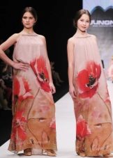 Robe élégante pour fille dans un sol avec un imprimé de fleurs