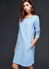 robe bleue de bas de page à col large