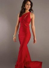 robe rouge sur une épaule
