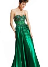 robe de satin avec un corsage, ornée de pierres