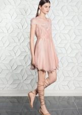 Robe beige et gladiateurs