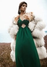 Manteau de fourrure court à une longue robe verte