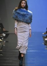 Cape en fourrure à une robe longue