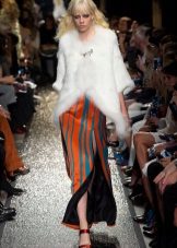 Cape en fourrure à une longue robe de printemps