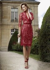accessoires à la robe fourreau rouge