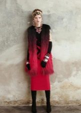 Gilet en fourrure à une robe fourreau rouge