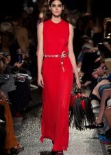 Sac rouge à une robe fourreau rouge