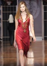 Bijoux rubis dans une robe fourreau rouge