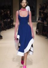 Chaussures roses avec robe fourreau bleue