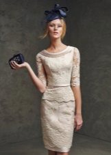 Accessoires bleus à la robe beige