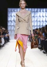 Veste beige à la robe midi