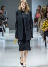 Manteau court à la robe midi