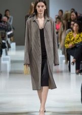 Manteau gris à la robe midi