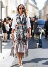 Cape à une robe chemise de printemps