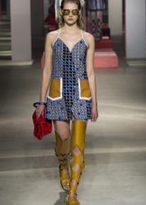 Bottes d'été pour une robe dans une cage
