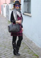 look d'automne avec une robe à carreaux