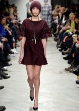 Bijoux pour robe bordeaux dans une cage