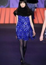 Collants noirs dans une robe bleue