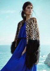 Manteau de fourrure à la robe bleue