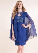 cape claire à la robe bleue
