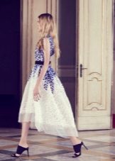 Robe blanche et bleue avec des chaussures bleues