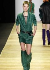 Botas em tom para o vestido verde