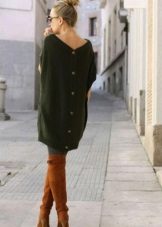 Botas marrons para um vestido verde