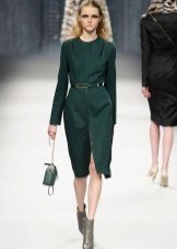 Sapatos cinza para vestido verde