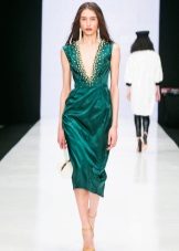 Vestido verde com sapatos de cor clara