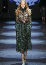Vestido verde com uma faixa marrom