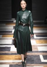 Vestido verde com acessórios pretos