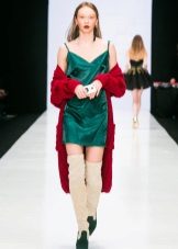 Vestido verde com um cardigan vermelho
