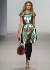 Bolsa de pele para o vestido verde