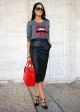 Que porter avec une jupe crayon en cuir
