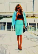 Avec quoi porter un crayon jupe business - sac, veste et sandales