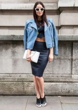 Veste en jean sous la jupe crayon