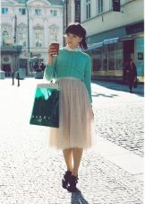 Jupe asymétrique avec pull uni