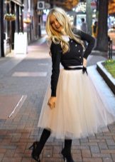 Jupe ample en combinaison avec une veste en cuir