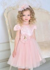Robe de Nouvel An pour la fille avec un arc