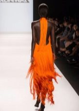 Robe à franges lors d'un défilé de mode
