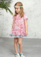 Robe d'été avec une impression pour une fille de 5 ans
