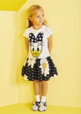 Robe d'été pour une fille de 5 ans avec des héros