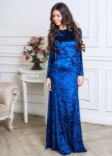 Robe de velours bleu au sol