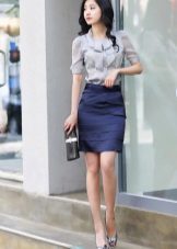 Jupe crayon bleue en combinaison avec une blouse grise